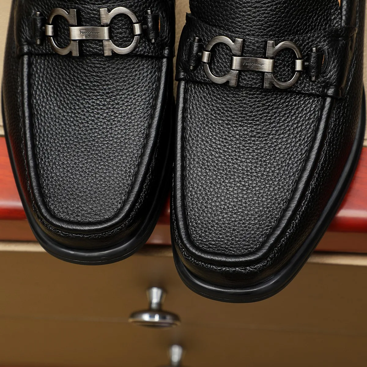 Men's shoes 250 Ferragamo [Ferragamo] top imported suit men's shoes 💯Original copy of the official website, product materials: selected imported embossed calfskin + luxury hardware buckle accessories ~ imported water-dyed cow 🐂 leather lining. Strong three-dimensional visual effect, original combination outsole, multiple colors available😘 Size: 39-44 (38.45.46. Customized)